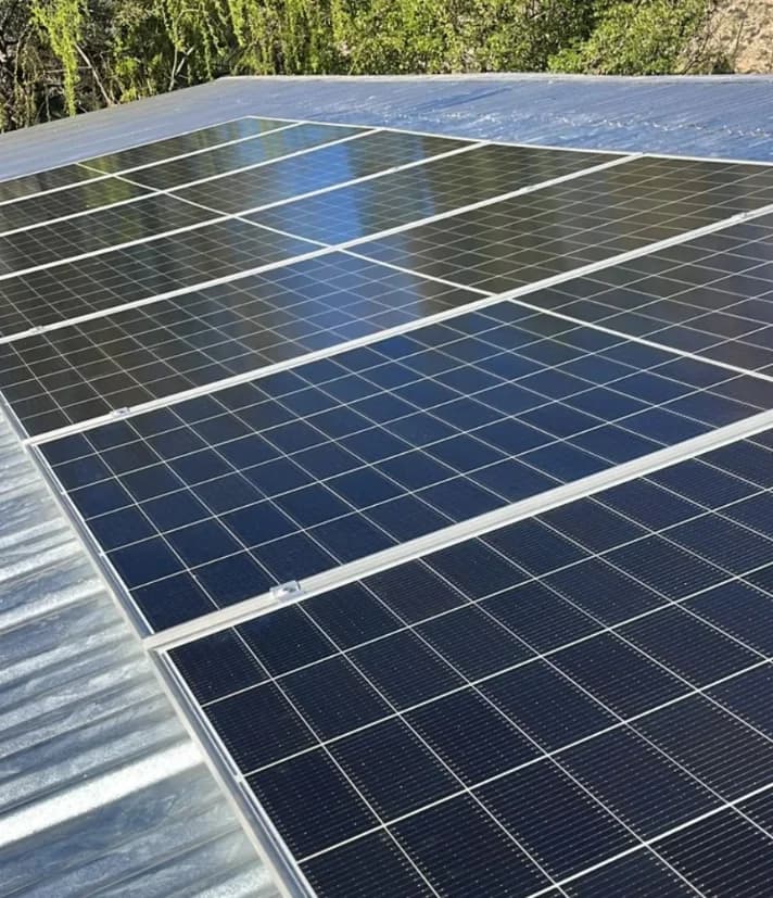 Arreglo de paneles fotovoltaicos terminado sobre techo