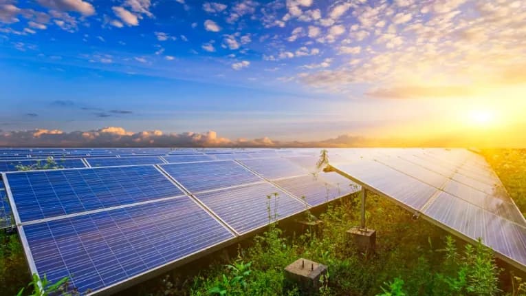 Arreglo de paneles fotovoltaicos al atardecer